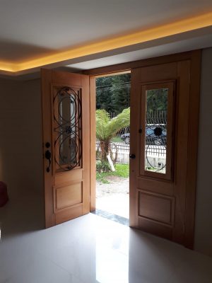 Porta de madeira maciça com grade de ferro, fechadura blim blim preta, vidro 10 mm, pintura verniz P.U acetinado - Imagem 9