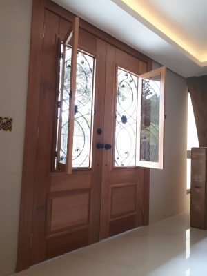 Porta de madeira maciça com grade de ferro, fechadura blim blim preta, vidro 10 mm, pintura verniz P.U acetinado - Imagem 14