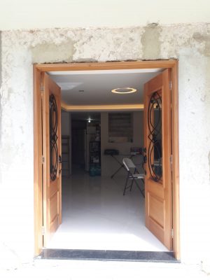 Porta de madeira maciça com grade de ferro, fechadura blim blim preta, vidro 10 mm, pintura verniz P.U acetinado - Imagem 10