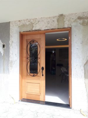 Porta de madeira maciça com grade de ferro, fechadura blim blim preta, vidro 10 mm, pintura verniz P.U acetinado - Imagem 11