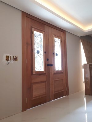 Porta de madeira maciça com grade de ferro, fechadura blim blim preta, vidro 10 mm, pintura verniz P.U acetinado - Imagem 16