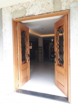 Porta de madeira maciça com grade de ferro, fechadura blim blim preta, vidro 10 mm, pintura verniz P.U acetinado - Imagem 8