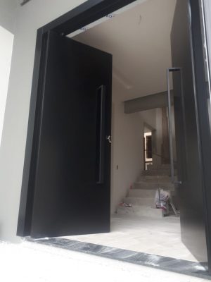 Porta em ACM com sistema de abertura dupla preto carbono e dupla vedação - Imagem 9