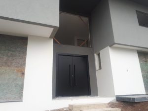 Porta em ACM com sistema de abertura dupla preto carbono e dupla vedação - Imagem 4