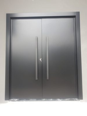Porta em ACM com sistema de abertura dupla preto carbono e dupla vedação