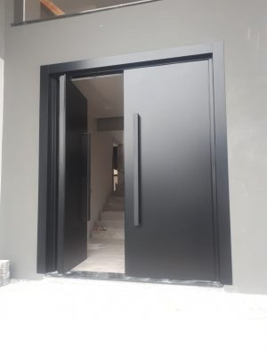 Porta em ACM com sistema de abertura dupla preto carbono e dupla vedação - Imagem 5