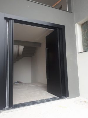 Porta em ACM com sistema de abertura dupla preto carbono e dupla vedação - Imagem 6