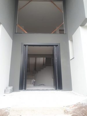 Porta em ACM com sistema de abertura dupla preto carbono e dupla vedação - Imagem 7