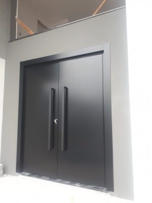 Porta em ACM com sistema de abertura dupla preto carbono e dupla vedação - Imagem 3