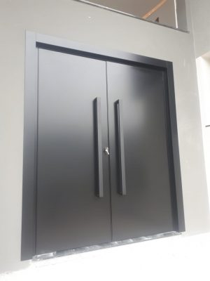 Porta em ACM com sistema de abertura dupla preto carbono e dupla vedação - Imagem 2