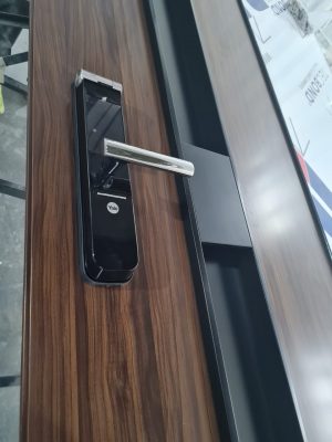 Porta pivotante em ACM Sucupira, puxador cava preto contendo detalhe em ACM e dupla vedação - Imagem 6
