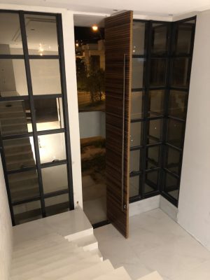 Porta pivotante com estrutura de aço no interior, revestimento com lambril maciço, porta com 8 cm de espessura - Imagem 2