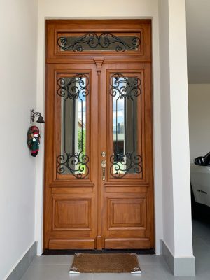 Porta com sistema de abertura dupla, bandeira superior com grades de ferro
