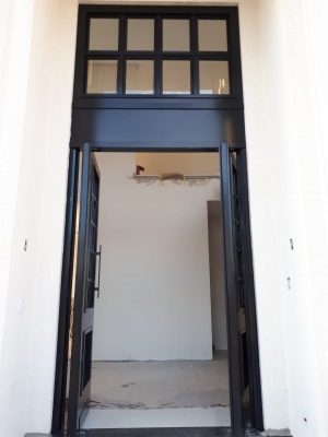 Porta em ACM preto carbono, modelo colonial com vidros, dupla vedação porta e batente - Imagem 3