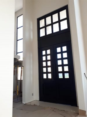 Porta em ACM preto carbono, modelo colonial com vidros, dupla vedação porta e batente - Imagem 4