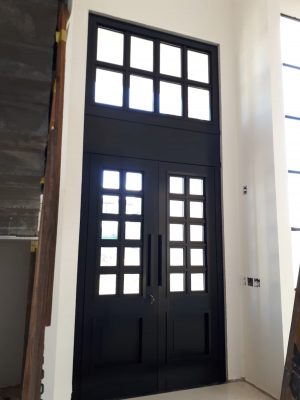 Porta em ACM preto carbono, modelo colonial com vidros, dupla vedação porta e batente - Imagem 5