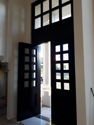 Porta em ACM preto carbono, modelo colonial com vidros, dupla vedação porta e batente - Imagem 6