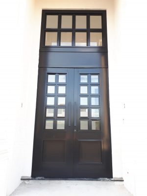 Porta em ACM preto carbono, modelo colonial com vidros, dupla vedação porta e batente