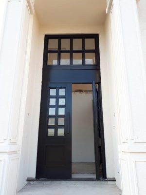 Porta em ACM preto carbono, modelo colonial com vidros, dupla vedação porta e batente - Imagem 2