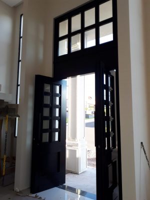 Porta em ACM preto carbono, modelo colonial com vidros, dupla vedação porta e batente - Imagem 7
