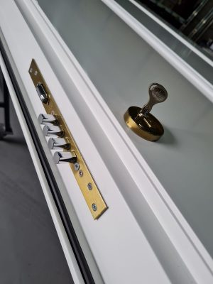 Porta em ACM branco, modelo com almofada e moldura, dupla vedação porta e batente - Imagem 8