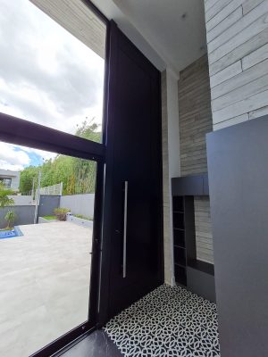 Porta em ACM preto carbono, modelo com frisos, dupla vedação porta e batente - Imagem 10