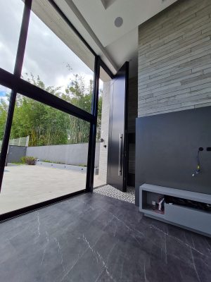 Porta em ACM preto carbono, modelo com frisos, dupla vedação porta e batente - Imagem 7