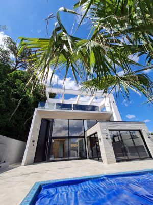 Porta em ACM preto carbono, modelo com frisos, dupla vedação porta e batente - Imagem 2