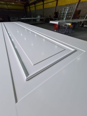 Porta em ACM branco, modelo com almofada e moldura, dupla vedação porta e batente - Imagem 9