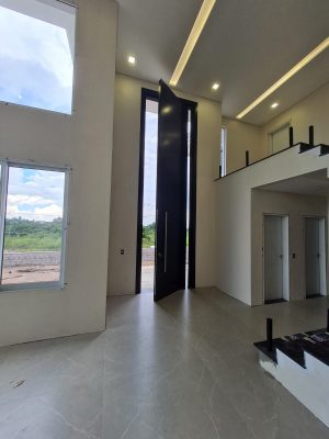 Porta em ACM preto carbono, modelo com frisos, painéis nas laterais, dupla vedação porta e batente - Imagem 9