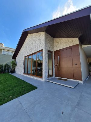 Porta em ACM aço corten, modelo com frisos, painéis laterais fixos no mesmo alinhamento da porta, dupla vedação porta e batente - Imagem 4