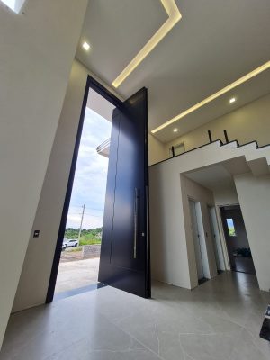 Porta em ACM preto carbono, modelo com frisos, painéis nas laterais, dupla vedação porta e batente - Imagem 5