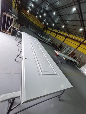 Porta em ACM branco, modelo com almofada e moldura, dupla vedação porta e batente - Imagem 3