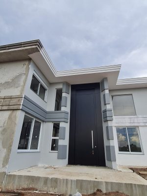 Porta em ACM preto carbono, modelo com frisos, painéis nas laterais, dupla vedação porta e batente - Imagem 2