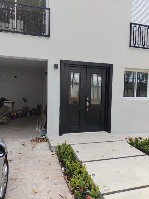 Porta em ACM com sistema de abertura dupla, modelo colonial com vidro 10 mm incolor, fechadura blim blim colonial e dupla vedação - Imagem 3