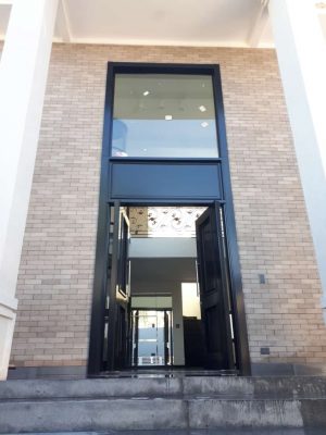 Porta em ACM preto carbono, modelo colonial exclusivo, dupla vedação porta e batente - Imagem 8