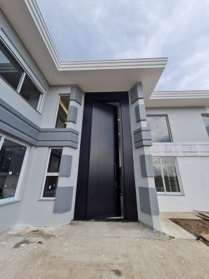 Porta em ACM preto carbono, modelo com frisos, painéis nas laterais, dupla vedação porta e batente - Imagem 4