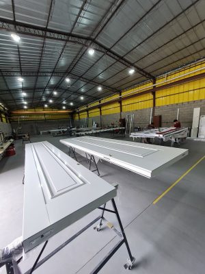 Porta em ACM branco, modelo com almofada e moldura, dupla vedação porta e batente - Imagem 7