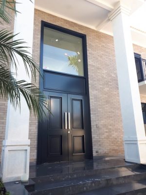 Porta em ACM preto carbono, modelo colonial exclusivo, dupla vedação porta e batente