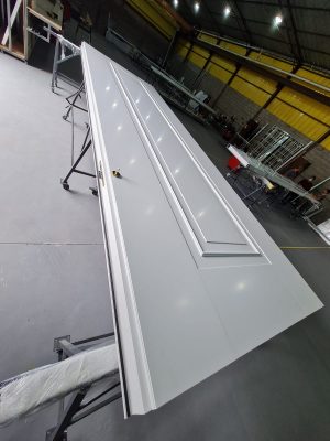 Porta em ACM branco, modelo com almofada e moldura, dupla vedação porta e batente - Imagem 4