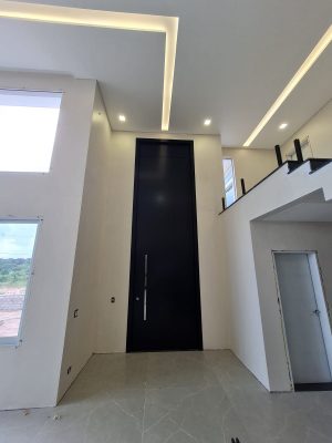 Porta em ACM preto carbono, modelo com frisos, painéis nas laterais, dupla vedação porta e batente - Imagem 13