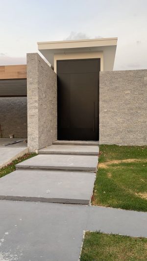 Porta pivotante em ACM preto carbono com frisos, dupla vedação - Imagem 2