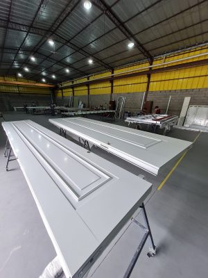 Porta em ACM branco, modelo com almofada e moldura, dupla vedação porta e batente