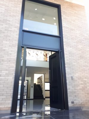 Porta em ACM preto carbono, modelo colonial exclusivo, dupla vedação porta e batente - Imagem 6