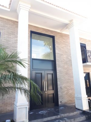 Porta em ACM preto carbono, modelo colonial exclusivo, dupla vedação porta e batente - Imagem 2