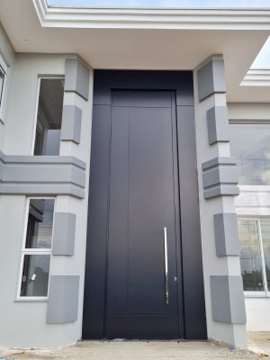 Porta em ACM preto carbono, modelo com frisos, painéis nas laterais, dupla vedação porta e batente