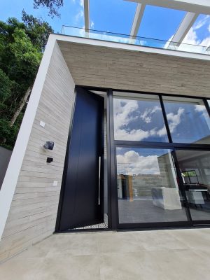 Porta em ACM preto carbono, modelo com frisos, dupla vedação porta e batente - Imagem 4