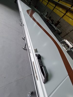 Porta pivotante em ACM, modelo exclusivo com dupla vedação - Imagem 3