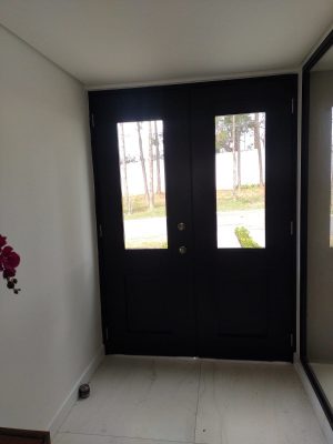 Porta em ACM com sistema de abertura dupla, modelo colonial com vidro 10 mm incolor, fechadura blim blim colonial e dupla vedação - Imagem 18
