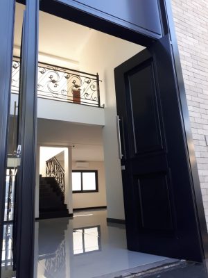 Porta em ACM preto carbono, modelo colonial exclusivo, dupla vedação porta e batente - Imagem 7